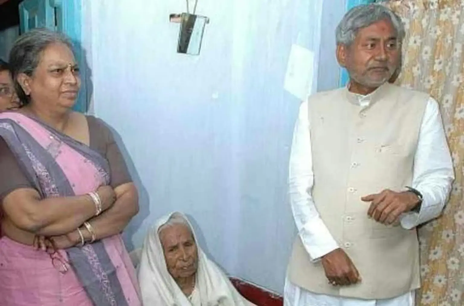 भावुक कर देगी Nitish Kumar की ये 21 साल पुरानी तस्वीर, CM बनने के बाद मां के सामने झुके…