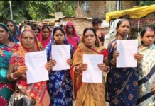 सरकारी कागज़ मिलने के बाद भी बेघर 92 परिवार: भागलपुर में अधिकारियों की अनदेखी का चौंकाने वाला मामला! सरकारी कागज़ मिलने के बाद भी बेघर 92 परिवार: भागलपुर में अधिकारियों की अनदेखी का चौंकाने वाला मामला!
