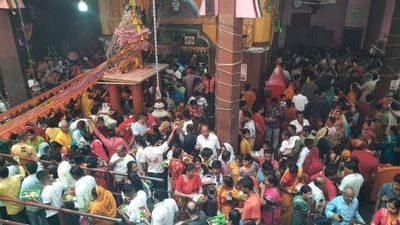 Muzaffarpur News: बाबा गरीबनाथ मंदिर में उमड़ा भक्तों का सैलाब, गेंदा-गुलाब से सजा बाबा का अद्भुत दरबार!
