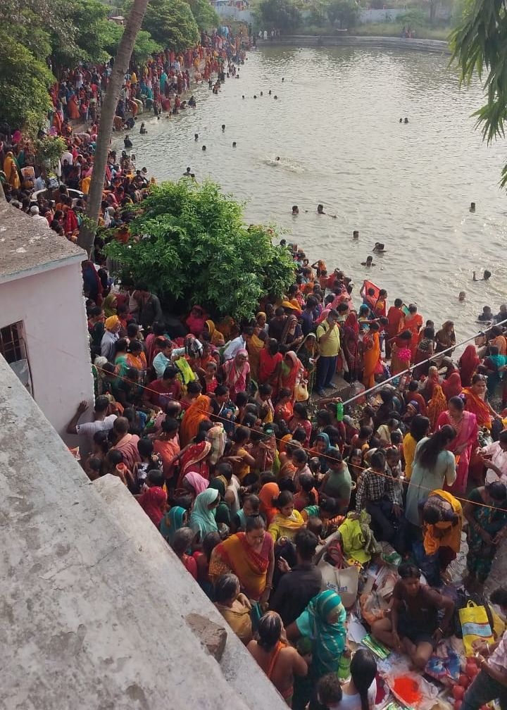 Darbhanga Religious News: मलमास के आखिरी दिन सोमवती अमावस्या पर गौतम कुंड में उमड़ी लाखों श्रद्धालुओं की भीड़, देखें भक्तिमय नजारा! | Deshaj Times Darbhanga Religious News: मलमास के आखिरी दिन सोमवती अमावस्या पर गौतम कुंड में उमड़ी लाखों श्रद्धालुओं की भीड़, देखें भक्तिमय नजारा!