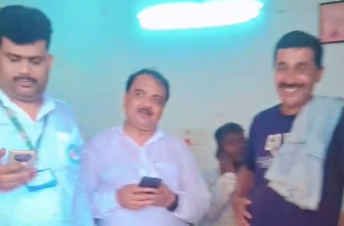 Darbhanga Health News: हिरणी गांव में लगा प्रथम हॉस्पिटल मल्टी स्पेशलिटी सेंटर बिरौल का विशाल स्वास्थ्य शिविर, Biroul में 452 ग्रामीणों की स्वास्थ्य चिंताएं दूर हुईं! पढ़िए - कैसे आयुष्मान भारत योजना को प्रथम हॉस्पिटल मल्टी स्पेशलिटी सेंटर ने ग्रामीणों के लिए बनाया वरदान | Deshaj Times Darbhanga Health News: हिरणी गांव में लगा प्रथम हॉस्पिटल मल्टी स्पेशलिटी सेंटर बिरौल का विशाल स्वास्थ्य शिविर, Biroul में 452 ग्रामीणों की स्वास्थ्य चिंताएं दूर हुईं! पढ़िए - कैसे आयुष्मान भारत योजना को प्रथम हॉस्पिटल मल्टी स्पेशलिटी सेंटर ने ग्रामीणों के लिए बनाया वरदान
