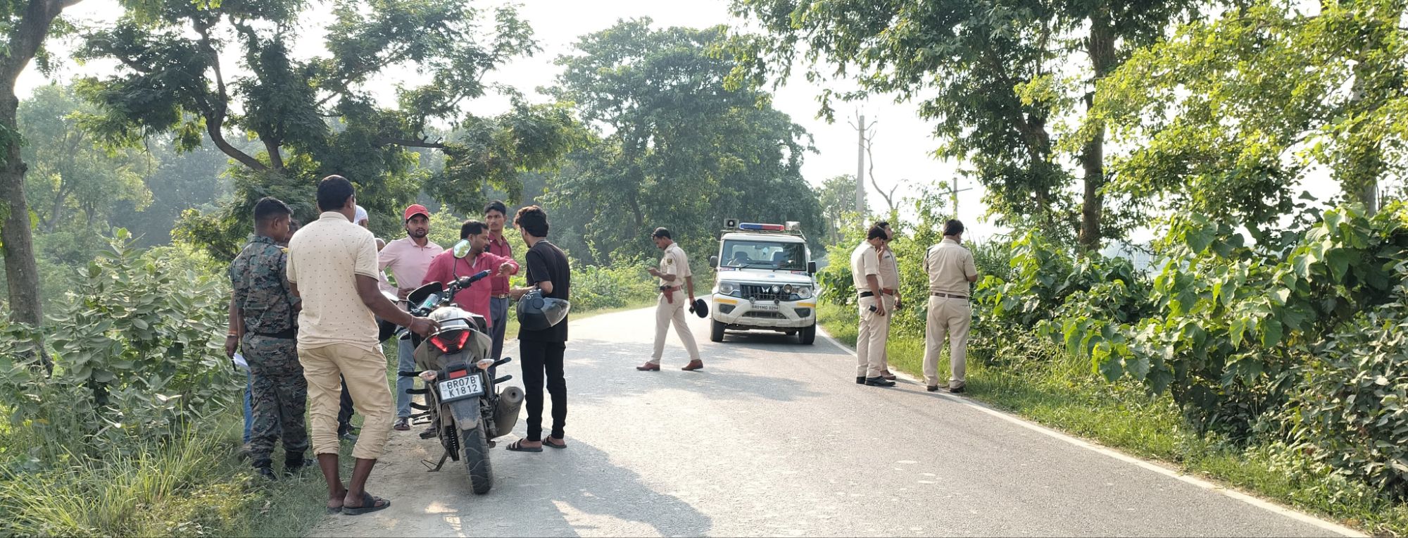 Darbhanga Gold Merchant News: दरभंगा के सिंहवाड़ा -सिमरी स्वर्ण व्यवसायी शिबु ठाकुर से 22 लाख की बड़ी लूट, देखें Live Photo