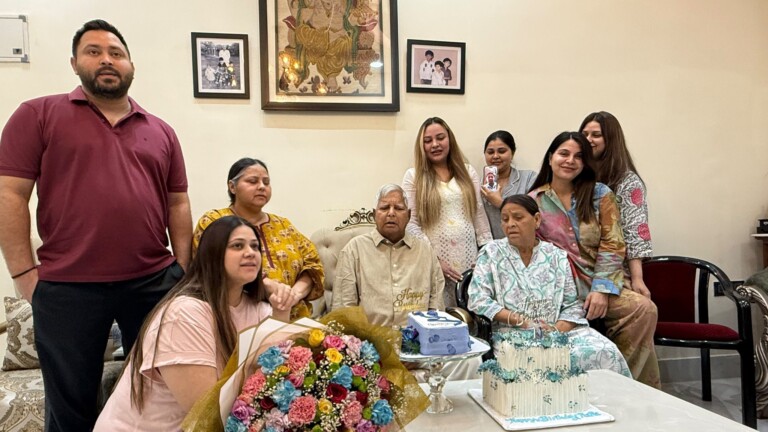 Lalu Yadav Birthday: लालू प्रसाद यादव का 79वां जन्मदिन: बेटों की भावुक पोस्ट और राबड़ी देवी का प्यार, देखें तस्वीरें
