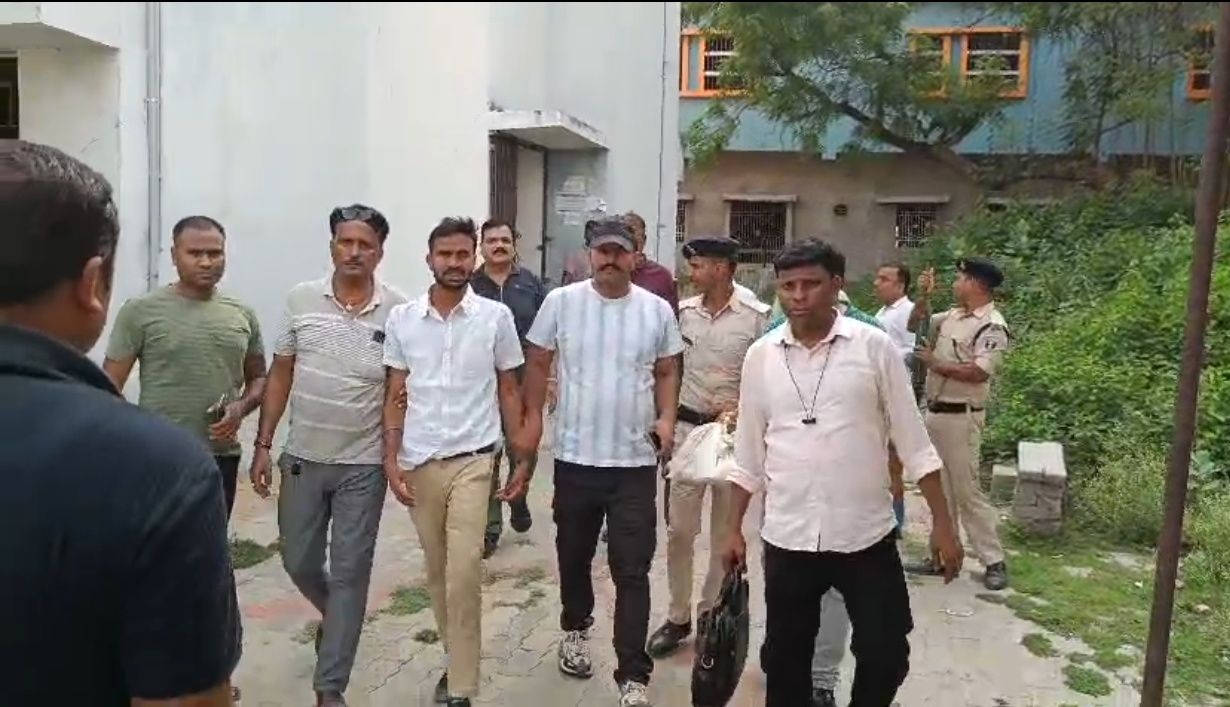 Banka Vigilance News: बांका में हड़कंप! ₹8500 रिश्वत लेते अमीन रंगे हाथ गिरफ्तार, क्या अब रुकेगा भ्रष्टाचार?