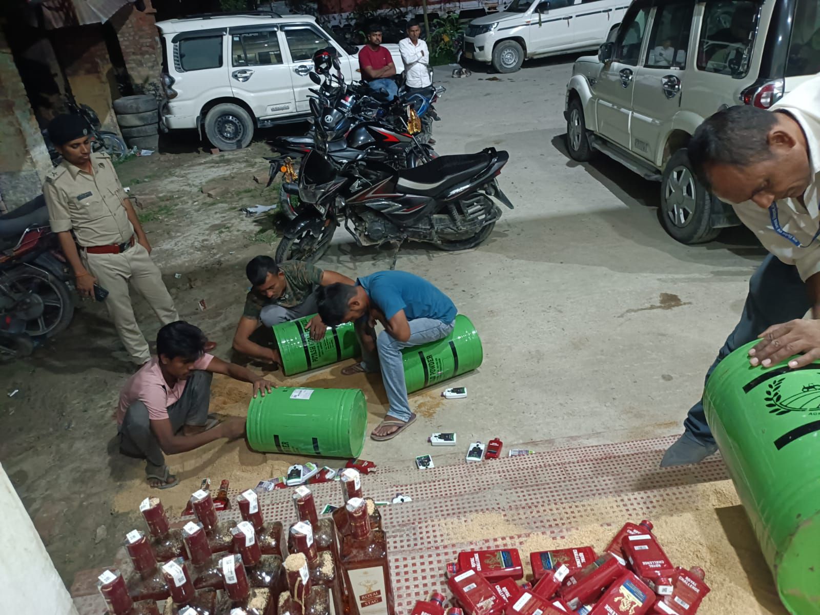 Darbhanga Liquor News: दरभंगा में बड़ा खुलासा: DTDC कूरियर गोदाम में 40 टिन कंटेनर में छिपा रखी थी लाखों की शराब, जानकर चौंक जाएंगे! पढ़िए - Madhubani कनेक्शन!