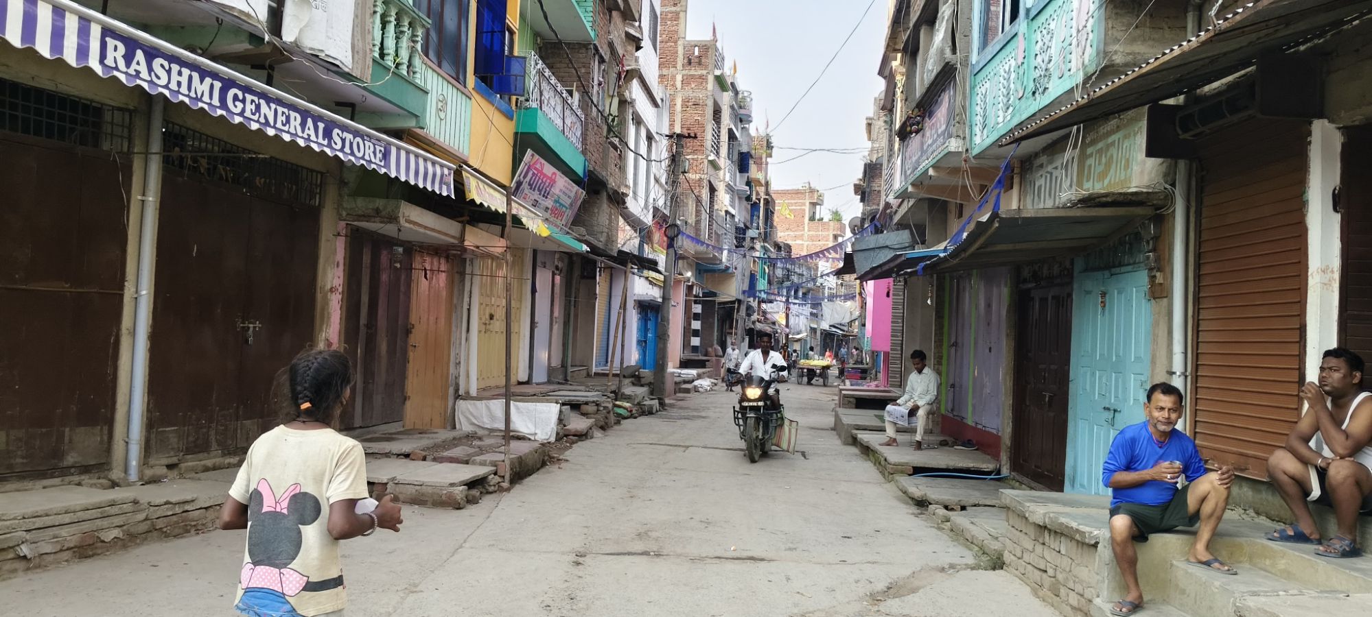 Darbhanga -Kusheshwarsthan Rail News: कुशेश्वरस्थान में सकरी-हसनपुर रेल परियोजना ठप: विरोध में बाजार बंद! नारेबाजी, पढ़िए -क्या नेताओं ने तोड़ दिया लाखों का सपना?