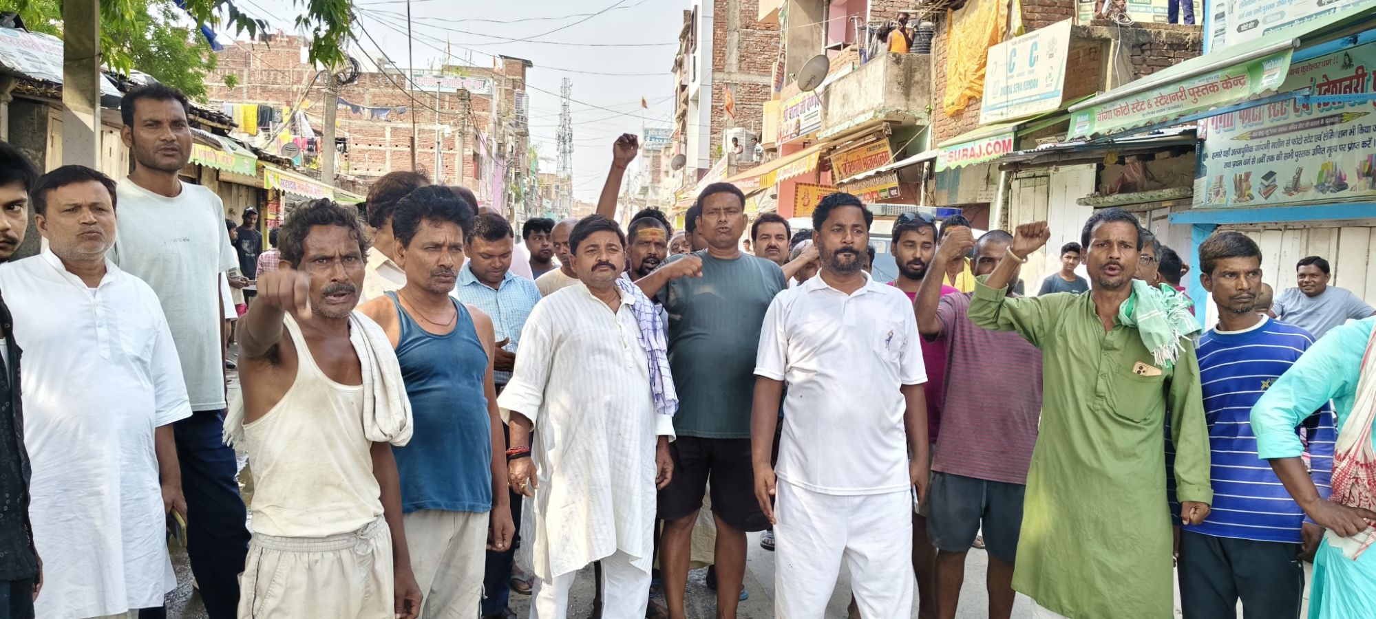 Darbhanga -Kusheshwarsthan Rail News: कुशेश्वरस्थान में सकरी-हसनपुर रेल परियोजना ठप: विरोध में बाजार बंद! नारेबाजी, पढ़िए -क्या नेताओं ने तोड़ दिया लाखों का सपना?