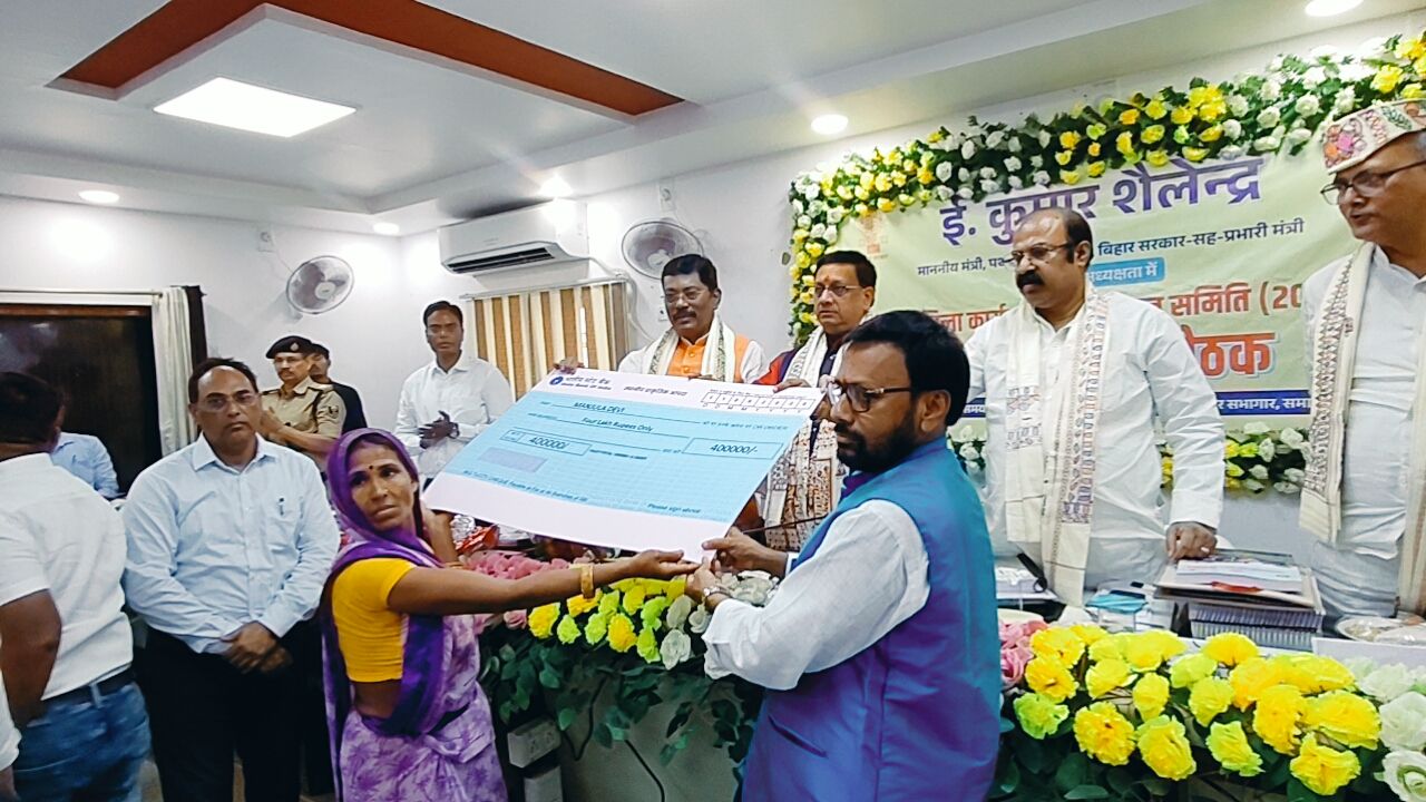 Darbhanga Flood News: दरभंगा में बाढ़ से निपटने की युद्धस्तर तैयारी! 75 संवेदनशील स्थलों की बनेंगी सूची, 500 पॉलीथीन शीट्स की रहेगी स्टॉक | पढ़िए - Darbhanga के 'देवतुल्य' रमेंद्र कुमार