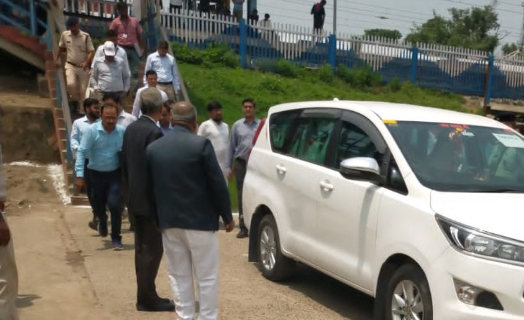 Bhagalpur Rail News: नवगछिया स्टेशन पर महाप्रबंधक का औचक दौरा, नई रेल लाइन का जायजा; यात्रियों की 13 बड़ी मांगें