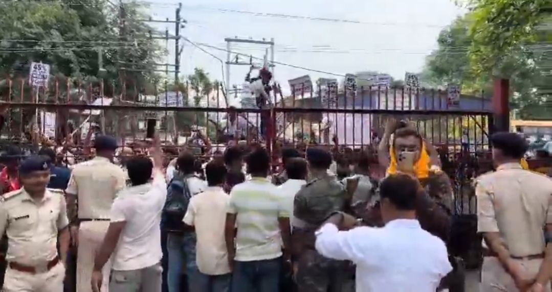 Sitamarhi News: सीतामढ़ी सैटेलाइट टाउनशिप पर विरोध...'जान दे देंगे, जमीन नहीं देंगे', अधिग्रहण पर क्यों भड़के किसान और महिलाएं?