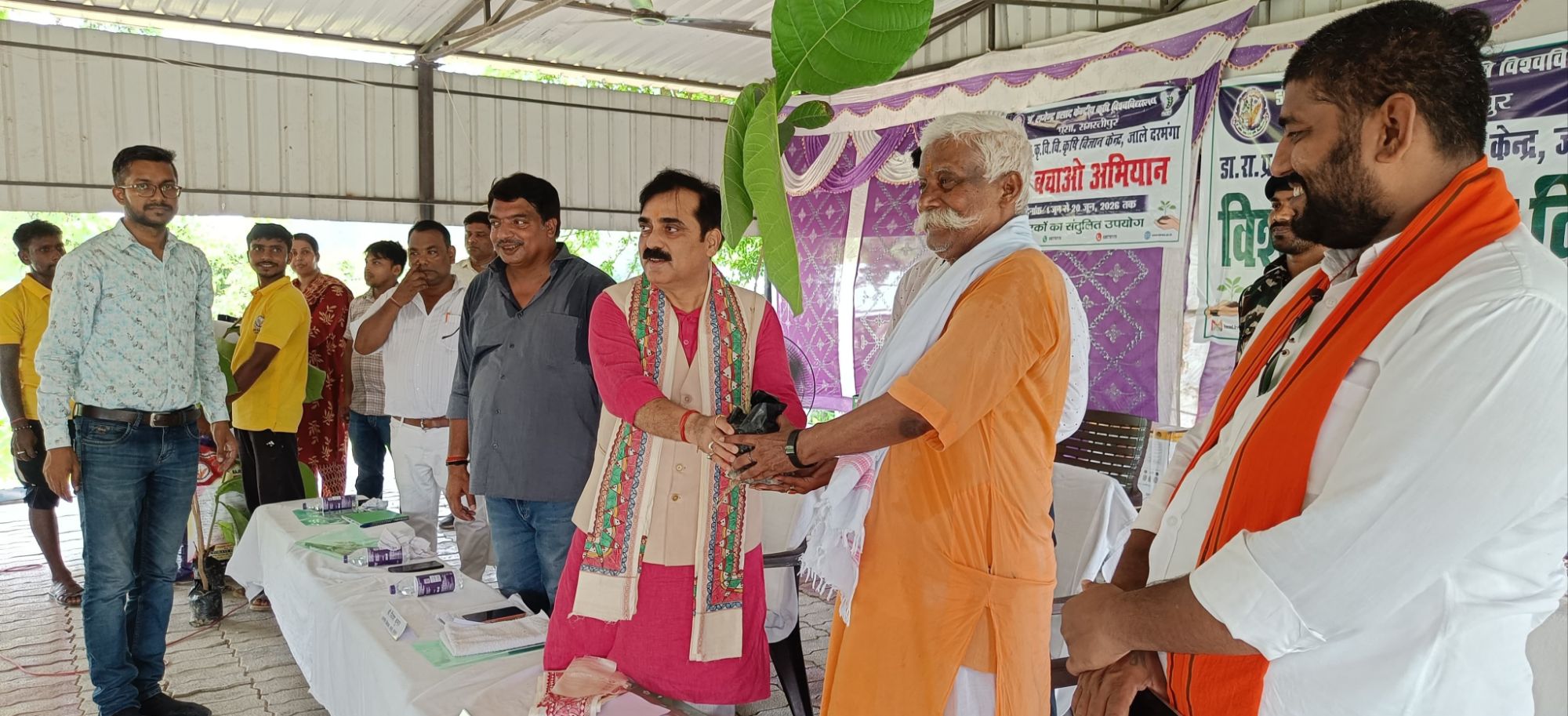Darbhanga Kisan News: जाले में किसानों ने जाना, 'मिट्टी परीक्षण- उर्वरकों के सही इस्तेमाल के गुर', मिला -डिब्लर, नैपसैक स्प्रेयर, धान बीज और मशरूम बैग