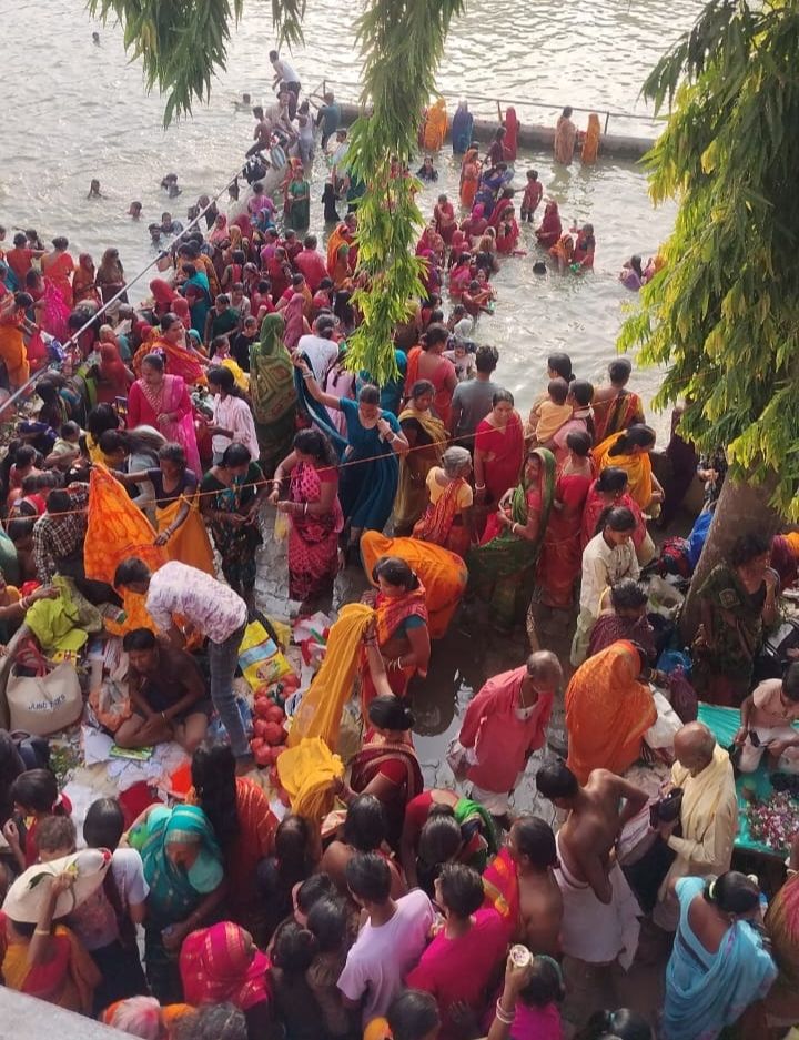 Darbhanga Religious News: मलमास के आखिरी दिन सोमवती अमावस्या पर गौतम कुंड में उमड़ी लाखों श्रद्धालुओं की भीड़, देखें भक्तिमय नजारा! | Deshaj Times Darbhanga Religious News: मलमास के आखिरी दिन सोमवती अमावस्या पर गौतम कुंड में उमड़ी लाखों श्रद्धालुओं की भीड़, देखें भक्तिमय नजारा!