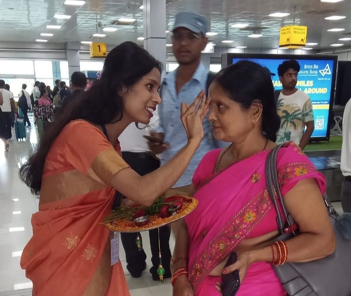 Darbhanga Airport News: दरभंगा एयरपोर्ट पर 'यात्री सुविधा दिवस'...दिखा मिथिला की संस्कृति का सम्मान, कर्मियों- यात्रियों का अभिनंदन, रक्तदान, जानिए - क्या रहा खास!