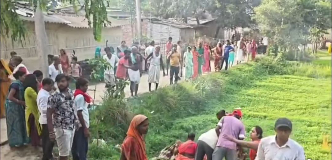 Madhubani News: मधुबनी में बुजुर्ग ने खुद को लगाई आग, आत्मदाह की कोशिश, भीड़ हो गई उग्र!