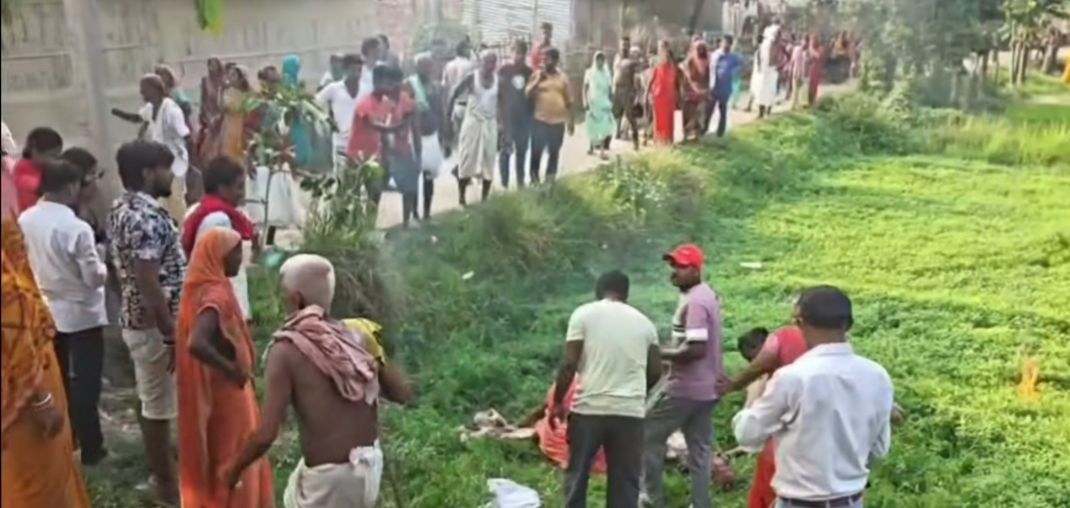 Madhubani News: मधुबनी में बुजुर्ग ने खुद को लगाई आग, आत्मदाह की कोशिश, भीड़ हो गई उग्र!