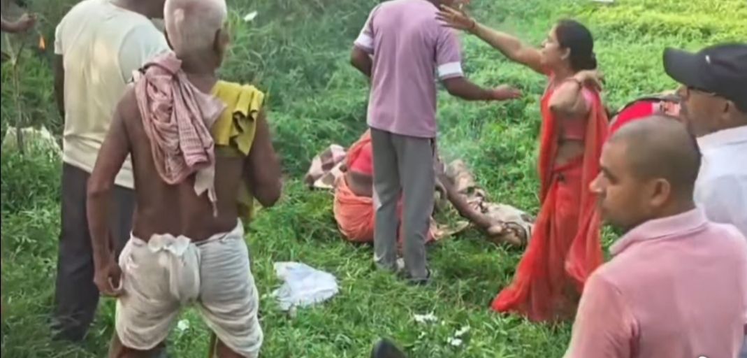 Madhubani News: मधुबनी में बुजुर्ग ने खुद को लगाई आग, आत्मदाह की कोशिश, भीड़ हो गई उग्र!