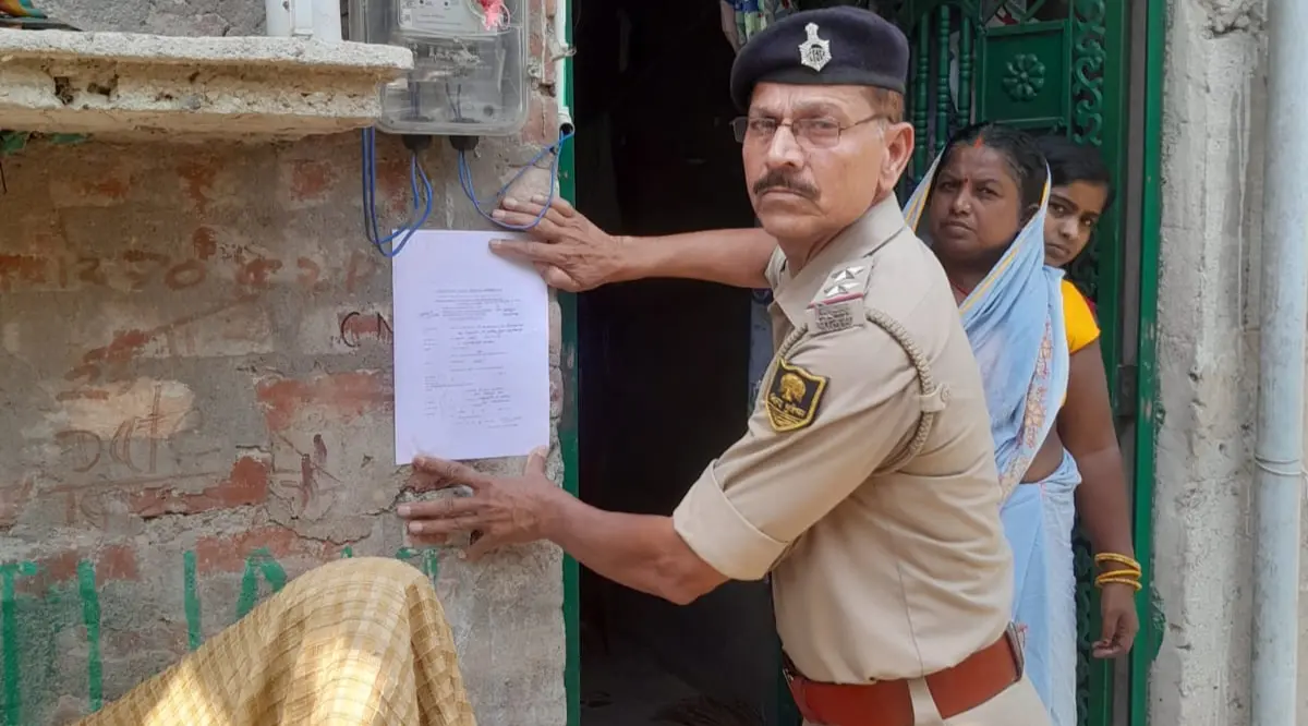 दरभंगा में शराब तस्कर की अब खैर नहीं! पुलिस ने घर पर चिपकाया इश्तिहार, अब होगी कुर्की