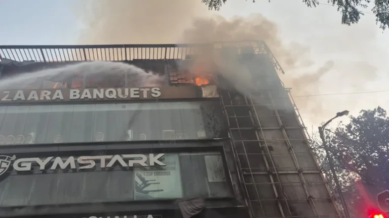 संशोधित — Delhi के Kalkaji में सुबह-सुबह फटे 3 LPG सिलेंडर, रेस्टोरेंट में लगी भीषण आग,  पढ़िए