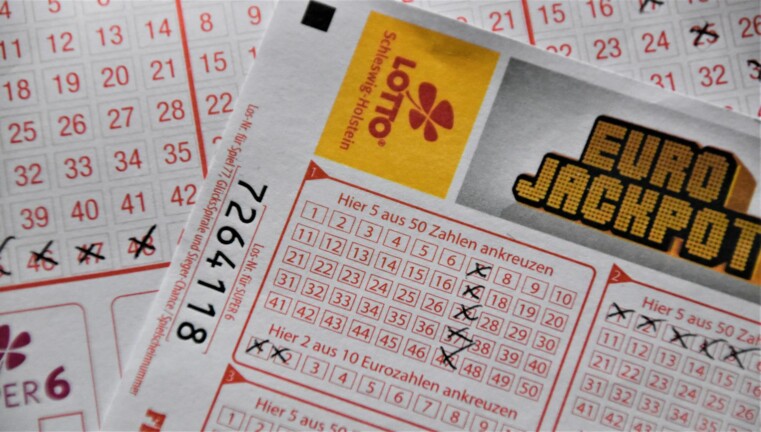 Madhubani Lottery News: जयनगर में अवैध लॉटरी का खेल खत्म! पुलिस ने 3 कारोबारियों को दबोचा, जानें पूरा मामला
