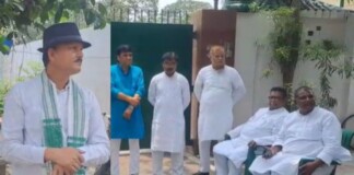 लालू यादव का आया वीडियो कॉल, राबड़ी आवास पर नहीं है एक भी पुलिस तो घर के बाहर लाठी लेकर डटे RJD कार्यकर्ता, लालू ने कहा – ‘ रहिए एकजुट ’