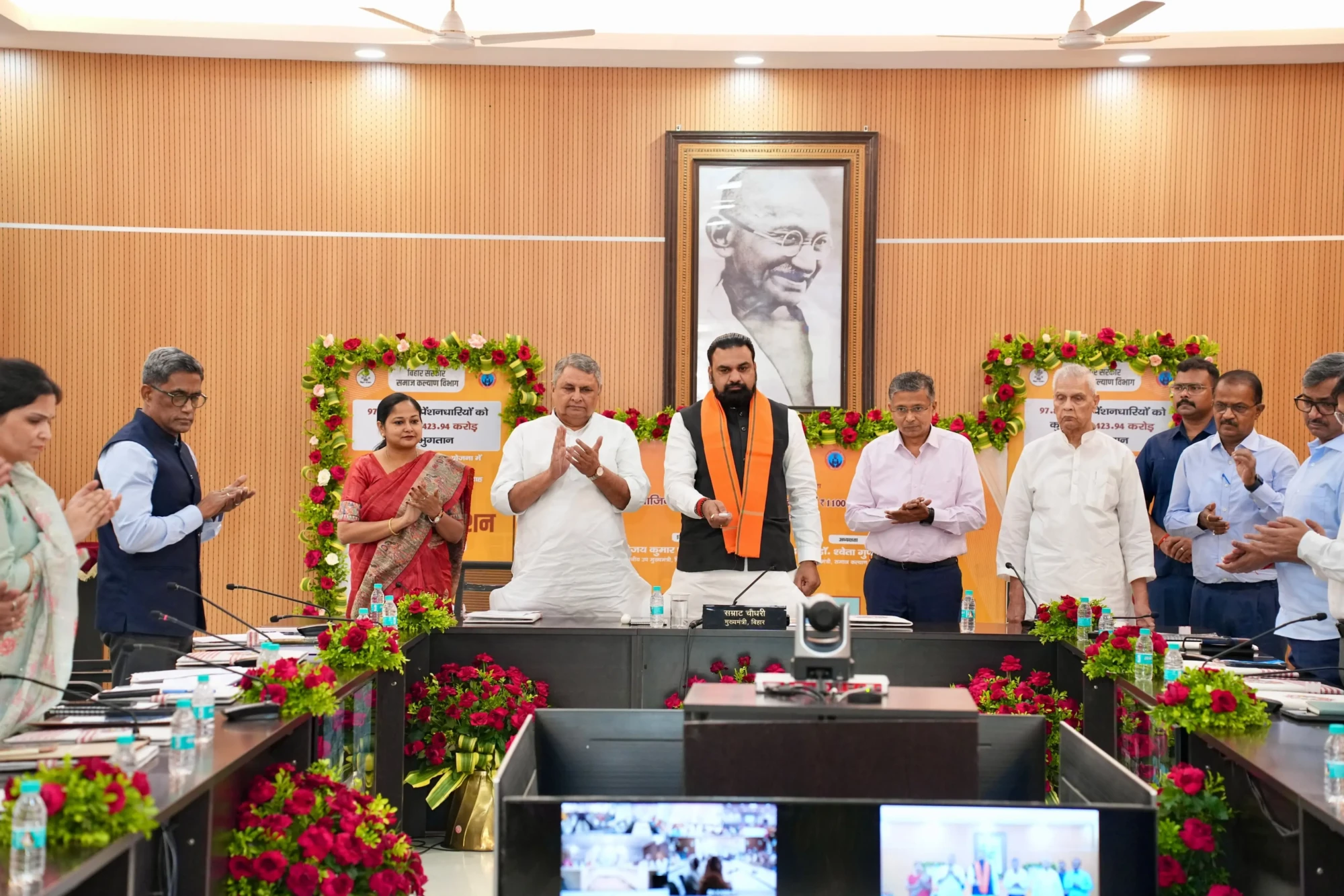 बिहार के 97 लाख बुजुर्ग-दिव्यांगों की बल्ले-बल्ले! खाते में पहुंचे 1100 रुपये, CM सम्राट ने किया बड़ा ऐलान बिहार के 97 लाख बुजुर्ग-दिव्यांगों की बल्ले-बल्ले! खाते में पहुंचे 1100 रुपये, CM सम्राट ने किया बड़ा ऐलान