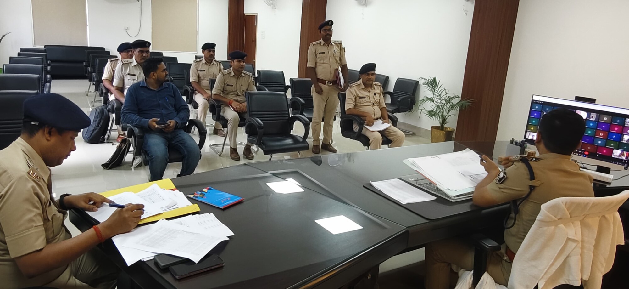 दरभंगा में अब ट्रैफिक नियमों की खैर नहीं! दुर्घटना हॉटस्पॉट की पहचान और जनता से बेहतर व्यवहार! SSP जगुनाथ रेड्डी के नए आदेश से हड़कंप, जानें आप पर क्या होगा असर दरभंगा में अब ट्रैफिक नियमों की खैर नहीं! दुर्घटना हॉटस्पॉट की पहचान और जनता से बेहतर व्यवहार! SSP जगुनाथ रेड्डी के नए आदेश से हड़कंप, जानें आप पर क्या होगा असर