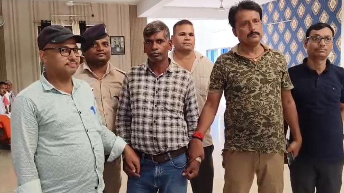 जहानाबाद: जमीन नापी के लिए मांगे 5000, निगरानी ने अमीन को रंगे हाथ दबोचा! जहानाबाद: जमीन नापी के लिए मांगे 5000, निगरानी ने अमीन को रंगे हाथ दबोचा!