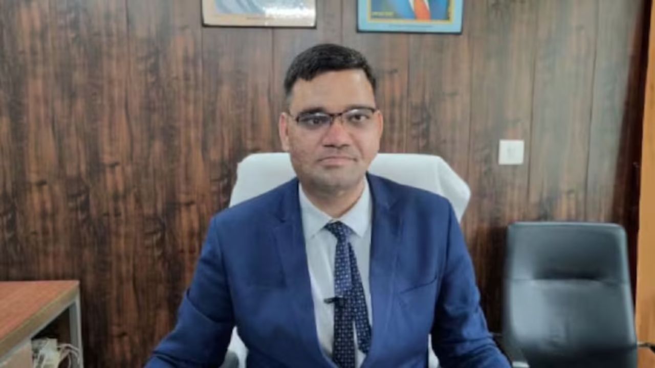 यूपी में IAS अधिकारी रिंकू सिंह राही का ‘विद्रोही’ पत्र: ‘आधी सैलरी दो या ट्रांसफर करो’ यूपी में IAS अधिकारी रिंकू सिंह राही का ‘विद्रोही’ पत्र: ‘आधी सैलरी दो या ट्रांसफर करो’