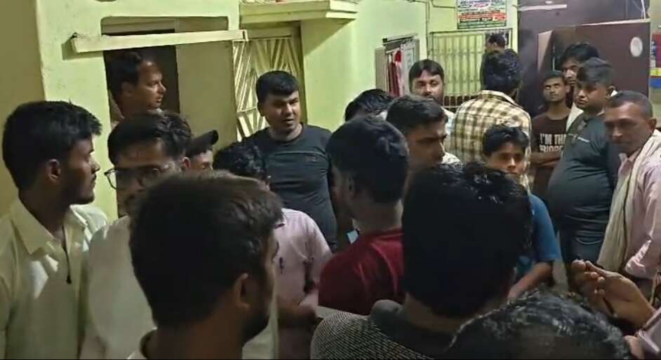 बेतिया: क्लीनिक में बेड के नीचे मिली नर्स की लाश! परिवार बोला- हत्या कर छुपाया गया! बेतिया: क्लीनिक में बेड के नीचे मिली नर्स की लाश! परिवार बोला- हत्या कर छुपाया गया!