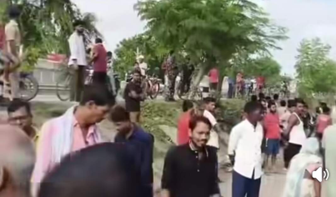 Bhagalpur Road Accident : नवगछिया में मौत का तांडव! NH-31 पर बालू लदे ट्रक ने रौंदा मकान, 2 बच्चों समेत 3 की दर्दनाक मौत, एक ही परिवार के सात सदस्य घायल | विरोध में हंगामा, सड़क जाम Bhagalpur Road Accident : नवगछिया में मौत का तांडव! NH-31 पर बालू लदे ट्रक ने रौंदा मकान, 2 बच्चों समेत 3 की दर्दनाक मौत, एक ही परिवार के सात सदस्य घायल | विरोध में हंगामा, सड़क जाम