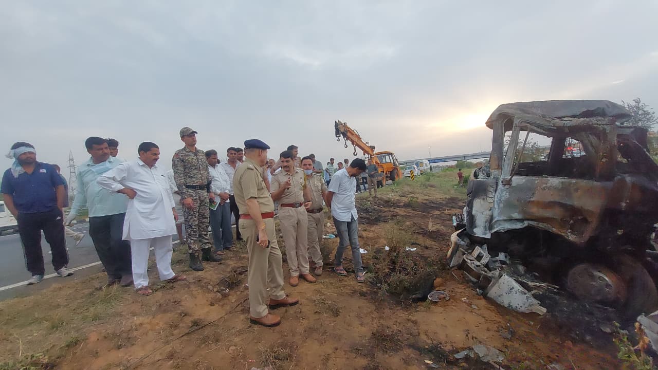 दिल्ली-मुंबई एक्सप्रेस-वे पर दहला देने वाला हादसा! 7 जिंदा जले, 22 झुलसे… और एंबुलेंस-फायर ब्रिगेड देर से पहुंची? दिल्ली-मुंबई एक्सप्रेस-वे पर दहला देने वाला हादसा! 7 जिंदा जले, 22 झुलसे… और एंबुलेंस-फायर ब्रिगेड देर से पहुंची?