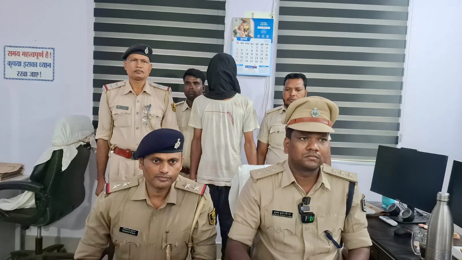 Madhubani Police वायरल वीडियो ने बढ़ाई टेंशन! हथियार लहराने वाले को मधुबनी पुलिस ने दबोचा, 2 कट्टे भी मिले| पढ़िए -नेपाल से लाए थे कट्टे, साथियों का भी खुलासा ! Madhubani Police वायरल वीडियो ने बढ़ाई टेंशन! हथियार लहराने वाले को मधुबनी पुलिस ने दबोचा, 2 कट्टे भी मिले| पढ़िए -नेपाल से लाए थे कट्टे, साथियों का भी खुलासा !