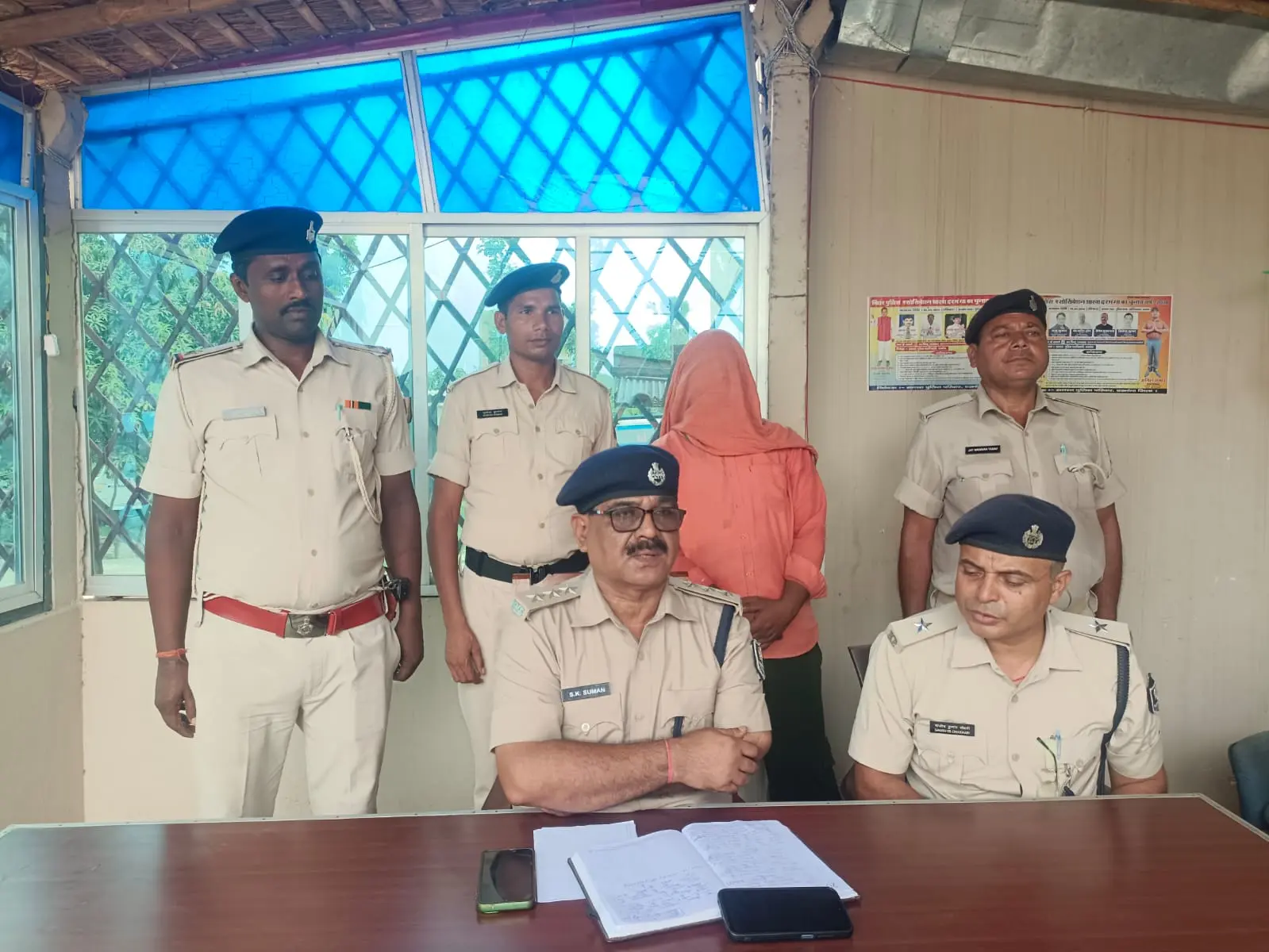 दरभंगा में मिनी गन फैक्ट्री का खुलासा: ‘जनप्रतिनिधि का पति’ चला रहा था ये खौफनाक धंधा! मुंगेर से आता था कच्चा माल, हथियारों का जखीरा, शराब बरामद दरभंगा में मिनी गन फैक्ट्री का खुलासा: ‘जनप्रतिनिधि का पति’ चला रहा था ये खौफनाक धंधा! मुंगेर से आता था कच्चा माल, हथियारों का जखीरा, शराब बरामद