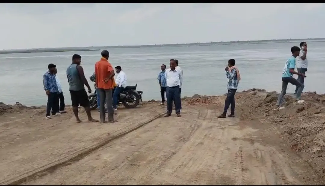भागलपुर के इस घाट पर मिट्टी कटाई और वाहनों से हाहाकार, ग्रामीणों ने DM से की बड़ी मांग! भागलपुर के इस घाट पर मिट्टी कटाई और वाहनों से हाहाकार, ग्रामीणों ने DM से की बड़ी मांग!