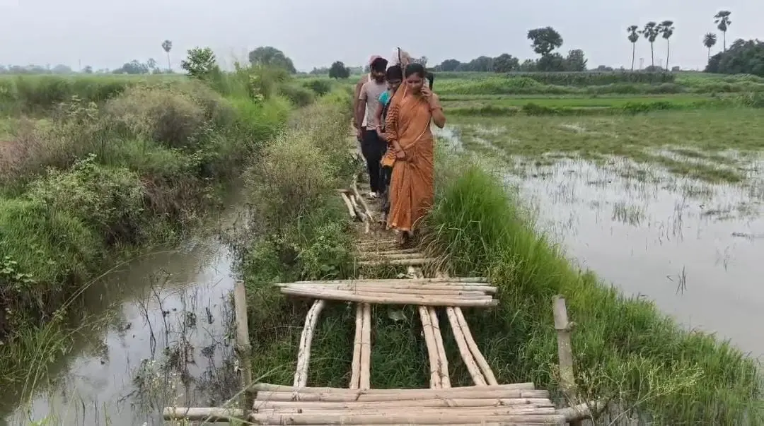 भागलपुर का वो गांव जहां सड़क नहीं, मरीज खटिया पर… टूट रहे शादी के रिश्ते, जानिए क्यों? भागलपुर का वो गांव जहां सड़क नहीं, मरीज खटिया पर… टूट रहे शादी के रिश्ते, जानिए क्यों?