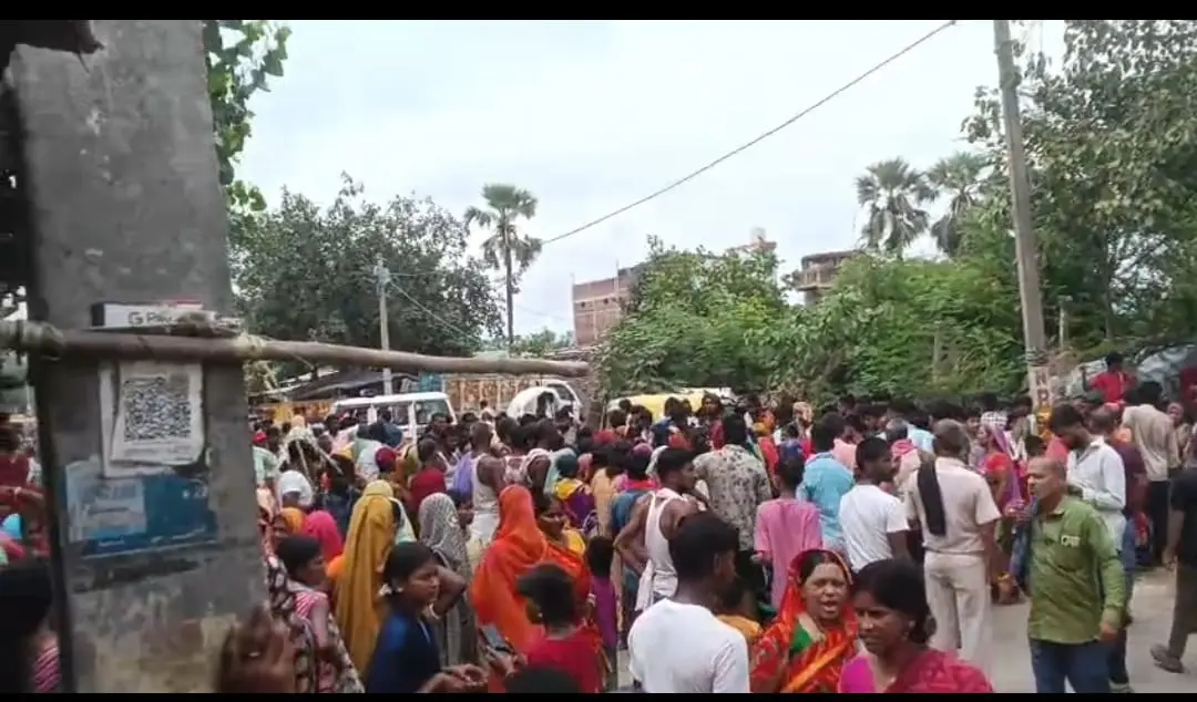 दरभंगा में खौफनाक वारदात! क्या – पोते ने की दादा की हत्या? खेत में मिला शव, विरोध में बवाल, लहेरियासराय- समस्तीपुर पथ पर सड़क जाम दरभंगा में खौफनाक वारदात! क्या – पोते ने की दादा की हत्या? खेत में मिला शव, विरोध में बवाल, लहेरियासराय- समस्तीपुर पथ पर सड़क जाम