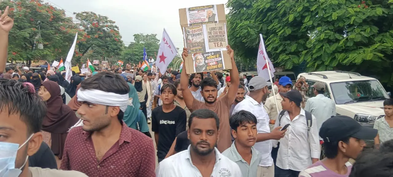 Darbhanga Big Breaking News दरभंगा में भड़का बवाल: छात्रों ने पुलिस पर बरसाए पत्थर, लोहिया चौक बना रणक्षेत्र, DM-SSP मौके पर | देखें PHOTO LIVE Darbhanga Big Breaking News दरभंगा में भड़का बवाल: छात्रों ने पुलिस पर बरसाए पत्थर, लोहिया चौक बना रणक्षेत्र, DM-SSP मौके पर | देखें PHOTO LIVE