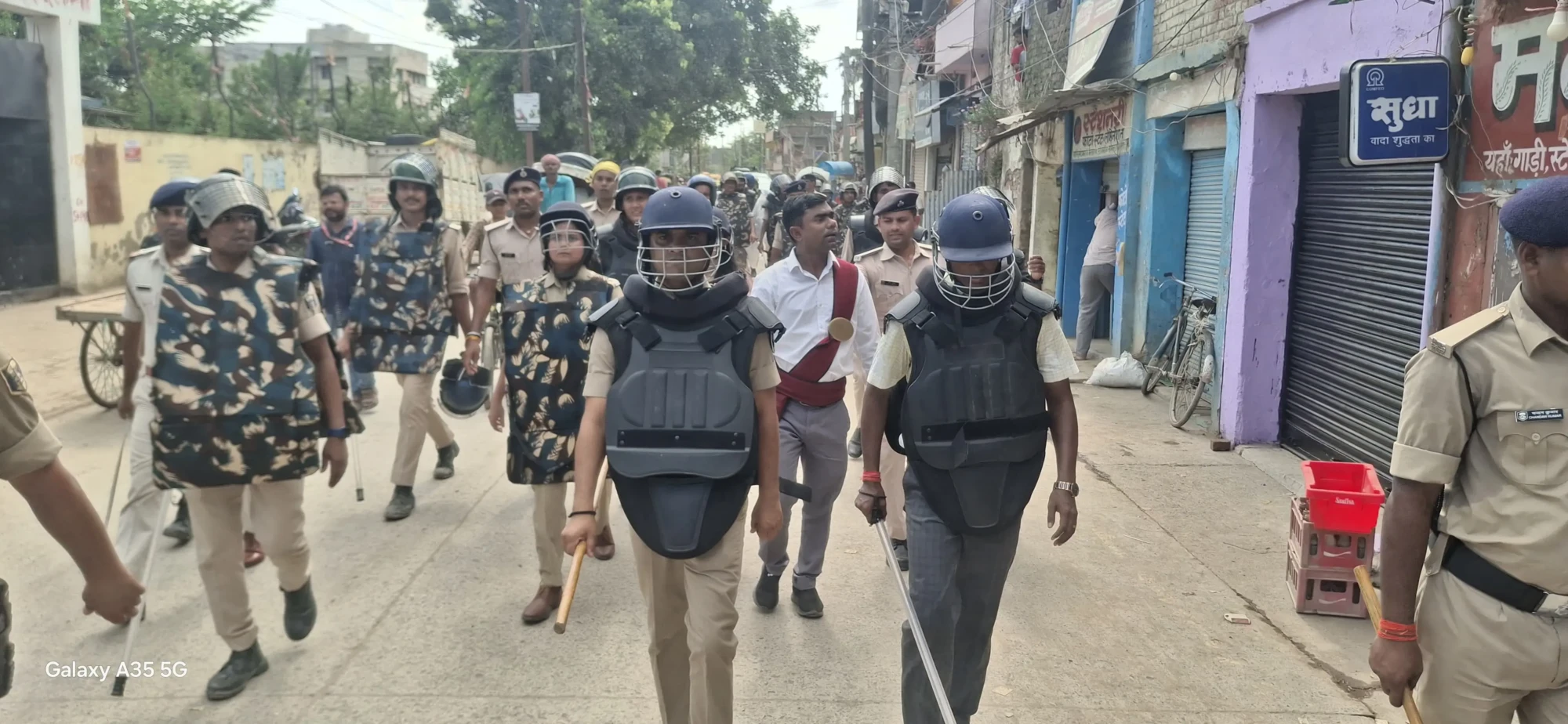 दरभंगा में NEET छात्रों का प्रदर्शन हिंसक! पुलिस पर पथराव, लाठीचार्ज, पुलिस – पत्रकार समेत कई घायल, 5 गिरफ्तार|देखें Live Photo दरभंगा में NEET छात्रों का प्रदर्शन हिंसक! पुलिस पर पथराव, लाठीचार्ज, पुलिस – पत्रकार समेत कई घायल, 5 गिरफ्तार|देखें Live Photo