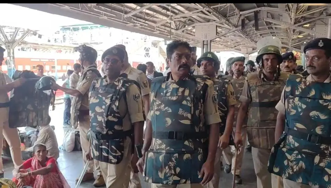 बिहार बंद और भागलपुर में हिंसक बवाल! छात्रों का उग्र प्रदर्शन, पुलिस पर पथराव और लाठीचार्ज, कई जवान घायल | रेलवे स्टेशन पर हाई अलर्ट, रेल एसपी ने दी कड़ी चेतावनी बिहार बंद और भागलपुर में हिंसक बवाल! छात्रों का उग्र प्रदर्शन, पुलिस पर पथराव और लाठीचार्ज, कई जवान घायल | रेलवे स्टेशन पर हाई अलर्ट, रेल एसपी ने दी कड़ी चेतावनी