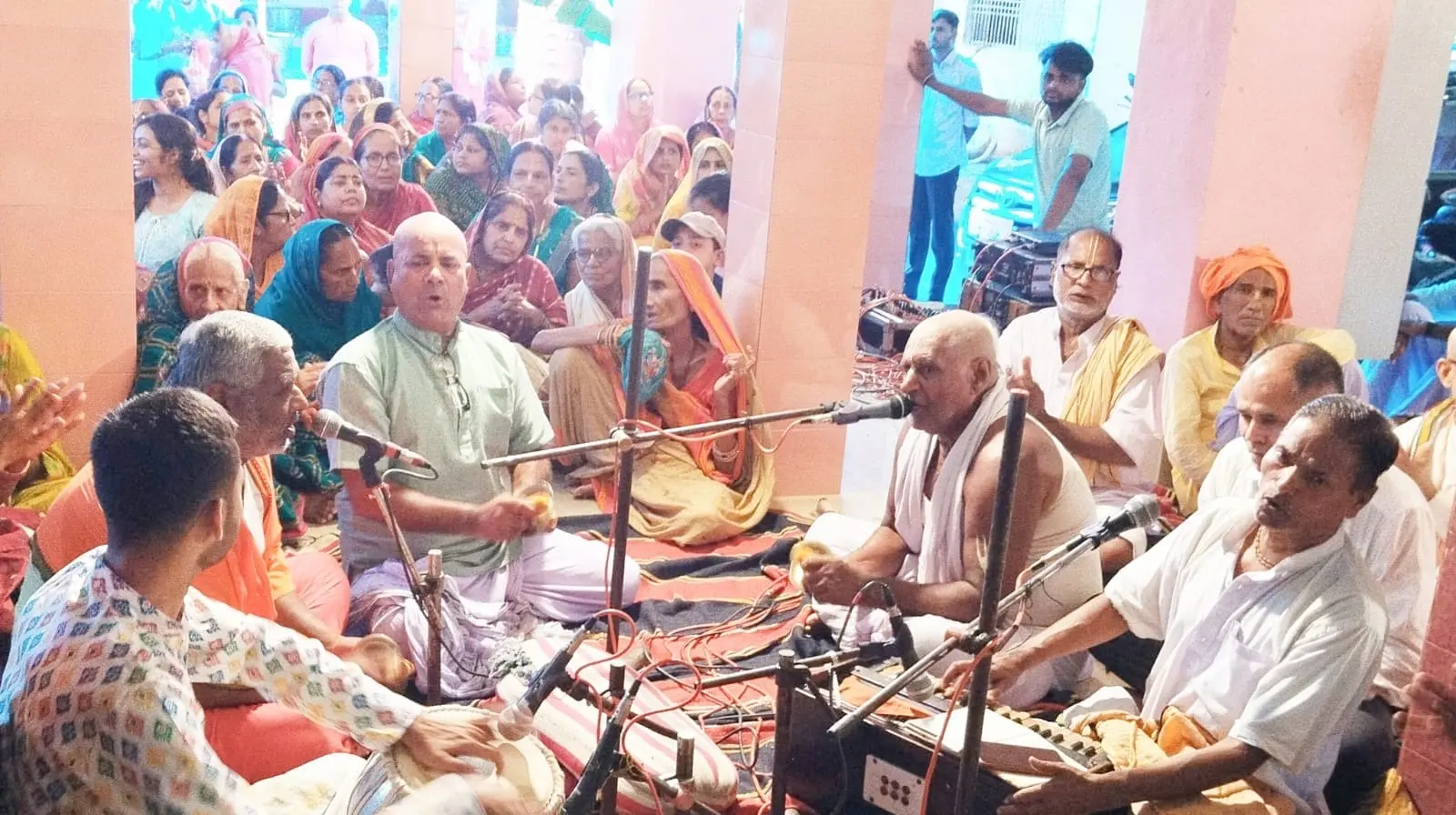दरभंगा के रतनपुर में आस्था का सैलाब! 59 सालों से गुरु पूर्णिमा पर नेपाल, वृंदावन और अयोध्या से पहुंचते हजारों वैष्णव भक्त, जानें क्यों… क्या है श्री चैतन्य कुटी का रस – लावण्य? दरभंगा के रतनपुर में आस्था का सैलाब! 59 सालों से गुरु पूर्णिमा पर नेपाल, वृंदावन और अयोध्या से पहुंचते हजारों वैष्णव भक्त, जानें क्यों… क्या है श्री चैतन्य कुटी का रस – लावण्य?