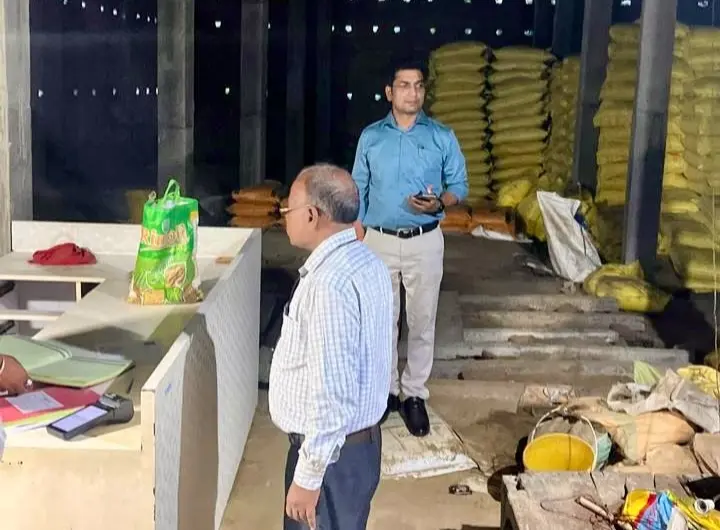 किसानों को लूटने वालों पर मधुबनी में कहर! 2 खाद दुकानों के लाइसेंस रद्द, 18 पर गिरी गाज किसानों को लूटने वालों पर मधुबनी में कहर! 2 खाद दुकानों के लाइसेंस रद्द, 18 पर गिरी गाज