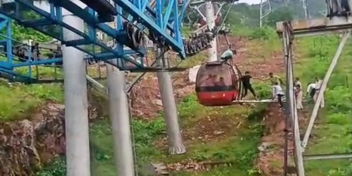 Bihar-Rajgir-Ropeway-Stuck1-1140x570