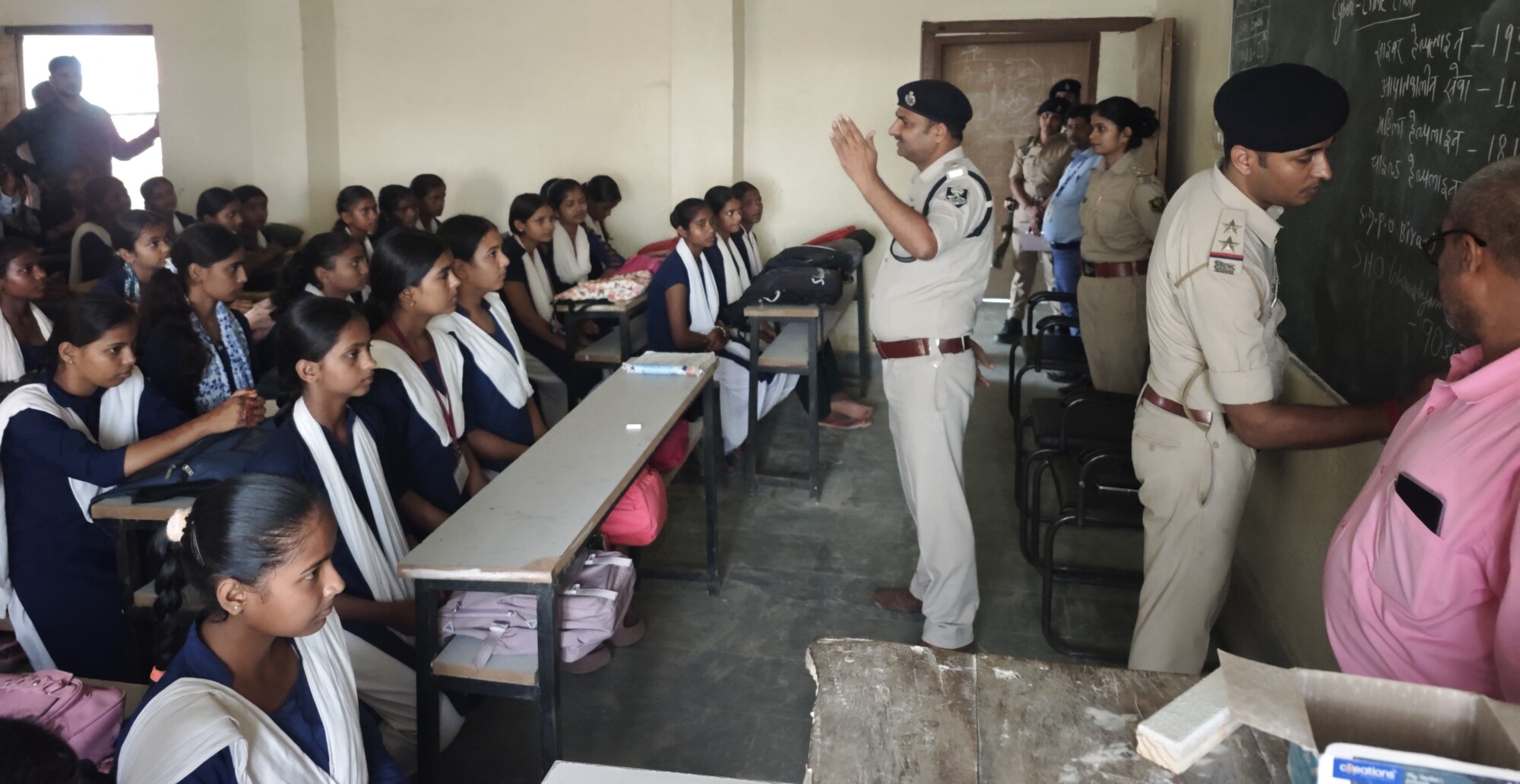 दरभंगा के छात्रों सावधान! SDPO प्रभाकर तिवारी ने बताए साइबर ठगी से बचने के 5 अचूक मंत्र, तुरंत नोट करें ये हेल्पलाइन नंबर दरभंगा के छात्रों सावधान! SDPO प्रभाकर तिवारी ने बताए साइबर ठगी से बचने के 5 अचूक मंत्र, तुरंत नोट करें ये हेल्पलाइन नंबर