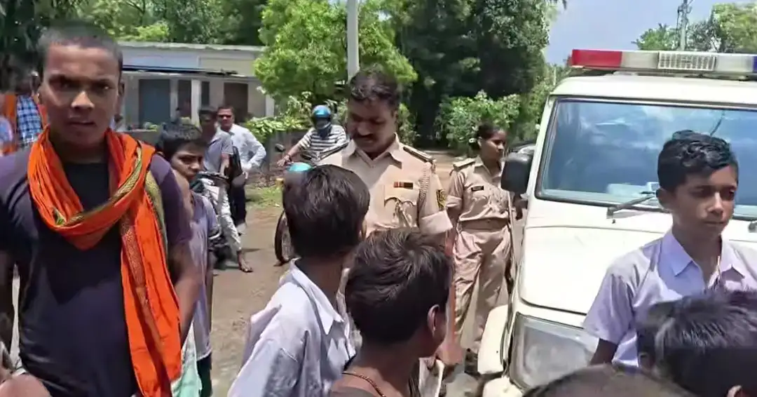 दरभंगा में पुलिस की मौजूदगी में खूनी संघर्ष: जमीन विवाद में लाठी-डंडों से हमला, 4 घायल, आक्रोशित ग्रामीणों ने सड़क जाम कर किया हंगामा ! दरभंगा में पुलिस की मौजूदगी में खूनी संघर्ष: जमीन विवाद में लाठी-डंडों से हमला, 4 घायल, आक्रोशित ग्रामीणों ने सड़क जाम कर किया हंगामा !