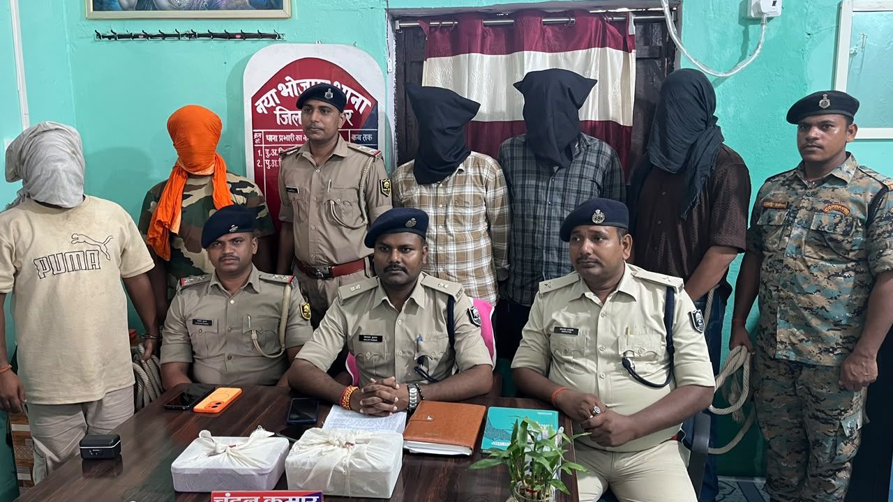 बिहार में ड्रग्स माफिया पर सबसे बड़ा प्रहार! बक्सर पुलिस ने पकड़ी 1 करोड़ की ब्राउन शुगर, 5 तस्करों का अंतरराज्यीय नेटवर्क ध्वस्त बिहार में ड्रग्स माफिया पर सबसे बड़ा प्रहार! बक्सर पुलिस ने पकड़ी 1 करोड़ की ब्राउन शुगर, 5 तस्करों का अंतरराज्यीय नेटवर्क ध्वस्त